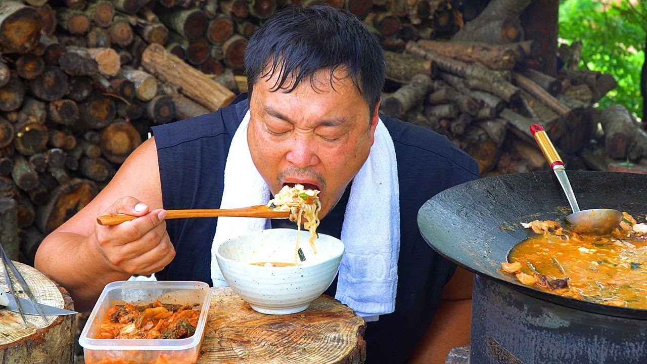 해물믹스 때려 넣고 끓인 라면을 먹었습니다. 해물믹스도 남에살! ㅇㅈ?