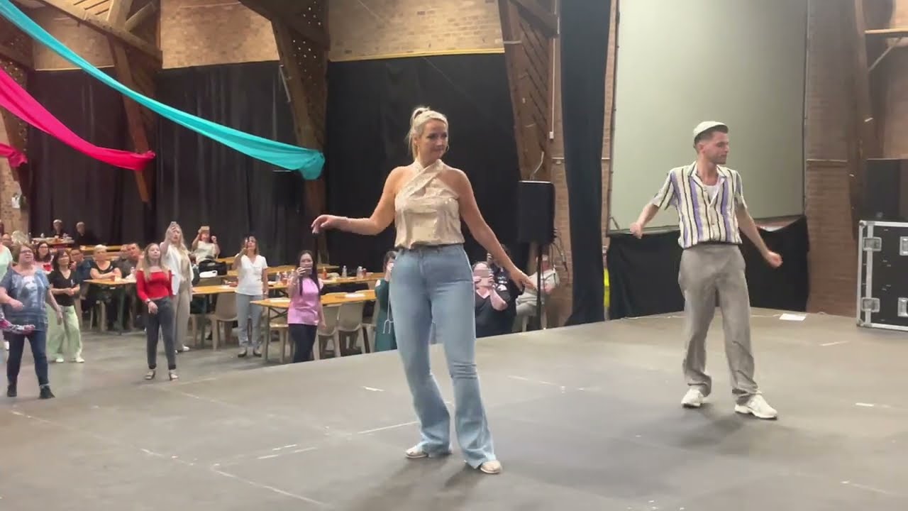 Electric Line Dance de Debbie Rushton & Romain Brasme