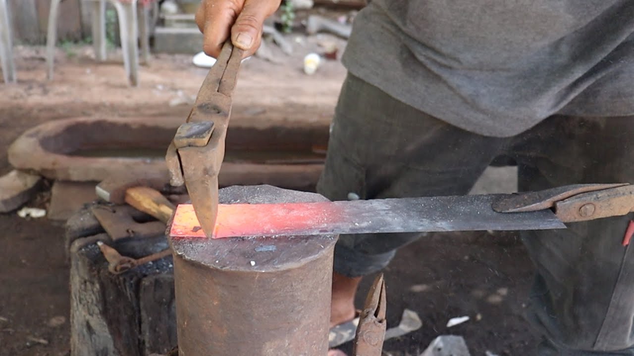 KNIFE MAKING | FORGING A NICE BENDING MACHETE FROM THE RUSTY STEEL