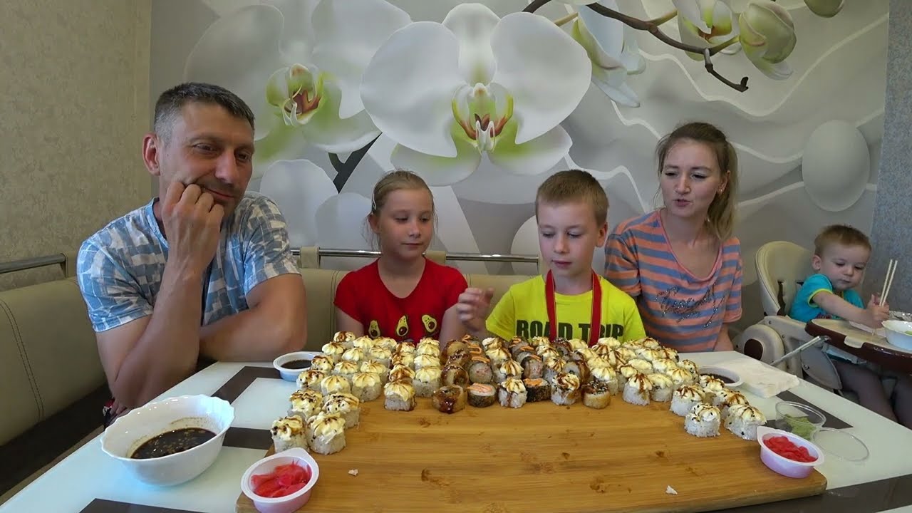 мукбанг ЧЕМПИОНСКИЕ РОЛЛЫ ДЛЯ БОЛЬШОЙ СЕМЬИ! #mukbang #мукбанг #eating #vlog