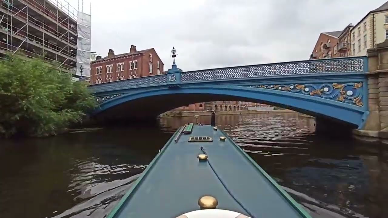 Narrowboat from Granary Wharf to The Royal Armouries, Leeds in HD Timelapse