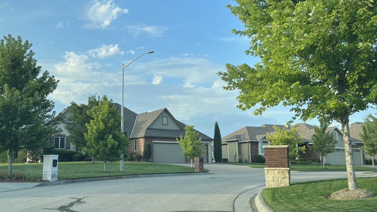 Relaxing Drive Through in Posh Neighborhoods in American Midwest Suburbs with Relaxing car sounds.