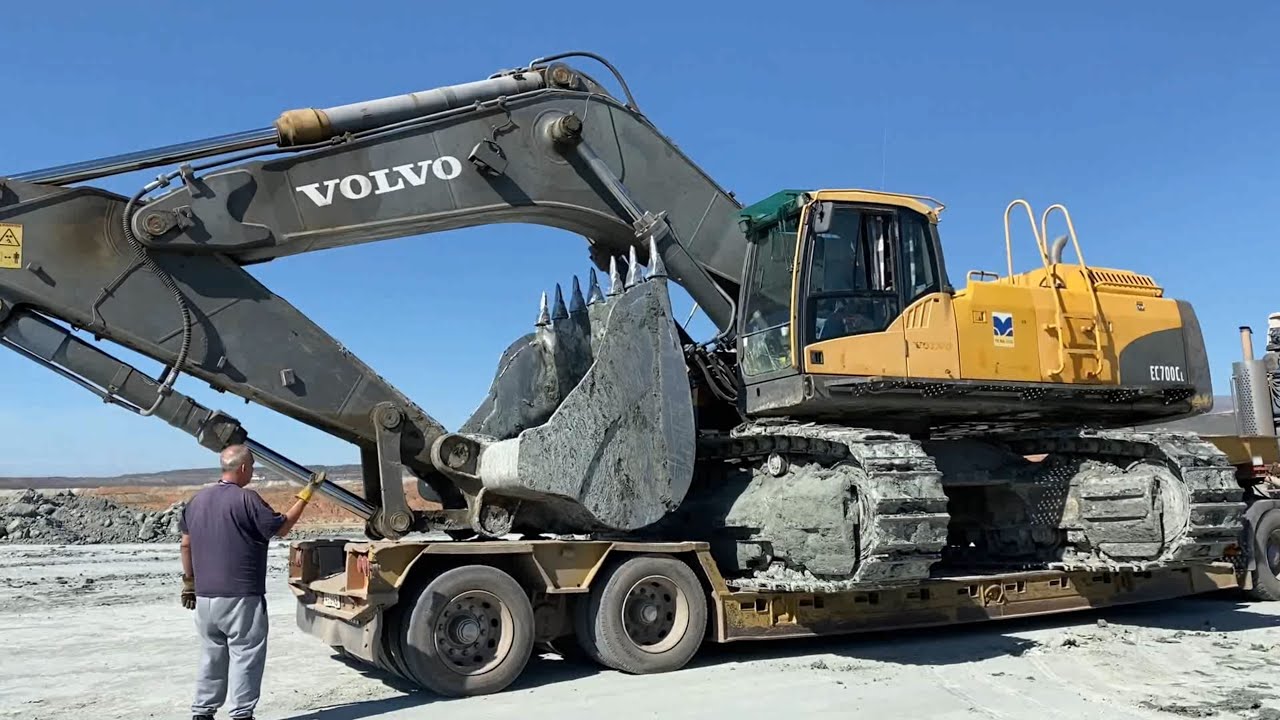 Transporting The Volvo EC700 Excavator By Side - Fasoulas Heavy Transports