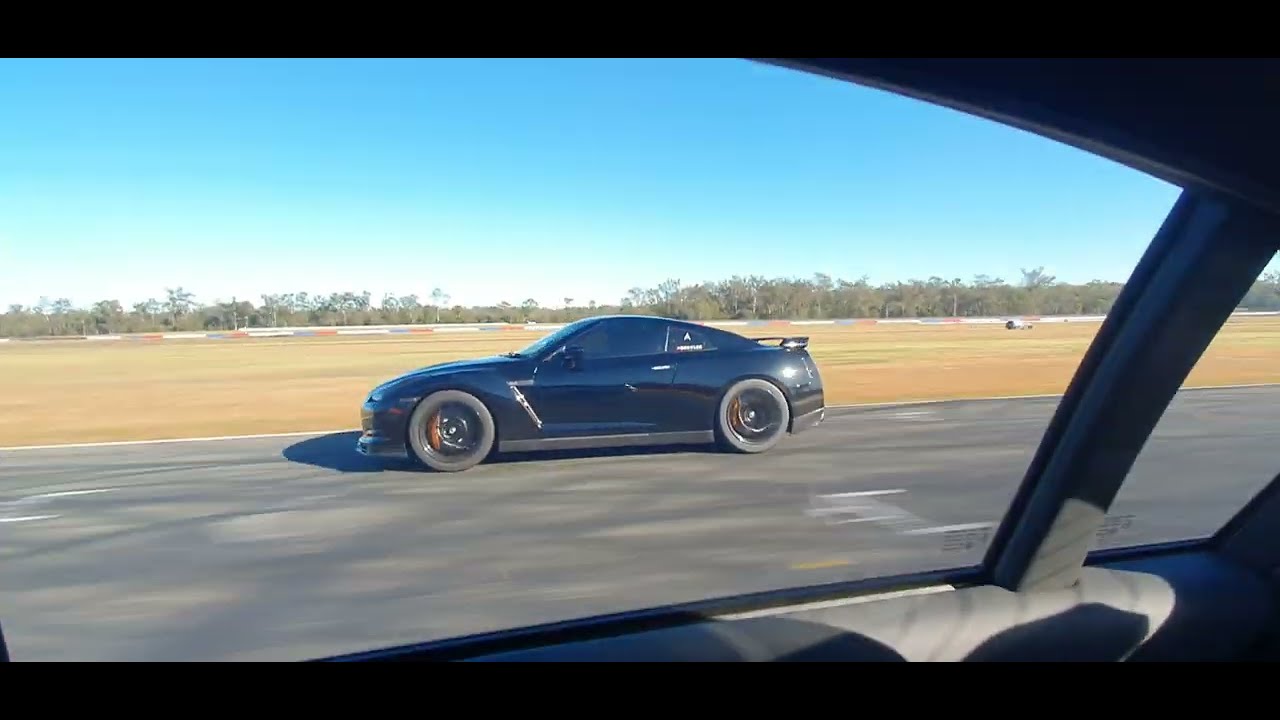 HSV GTS 2010 vs R35 GTR