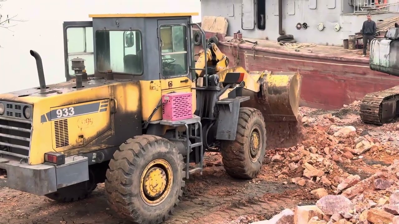 Episode 1: Tilting machine assists crane in unloading soil onto ship, 1000 cubic meters of soil.