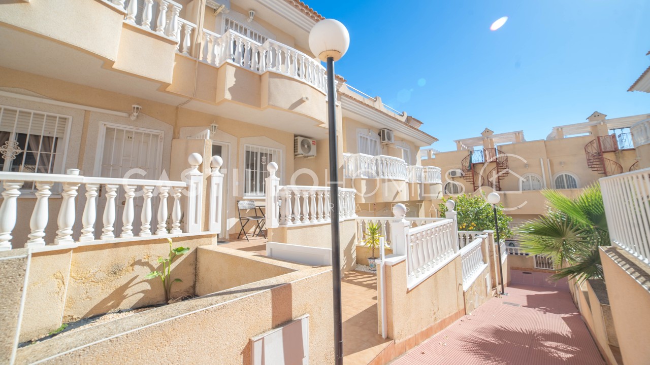 Renovated townhouse with sunny outside spaces and communal pool in Las Filipinas | 179.000 €