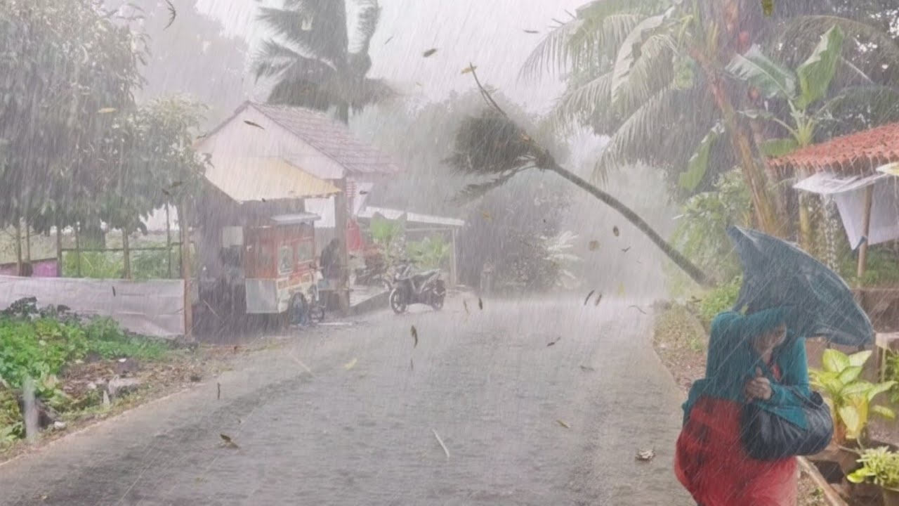 Прогулка по деревне во время ливня 🌧️ Сильный дождь и гроза для сна