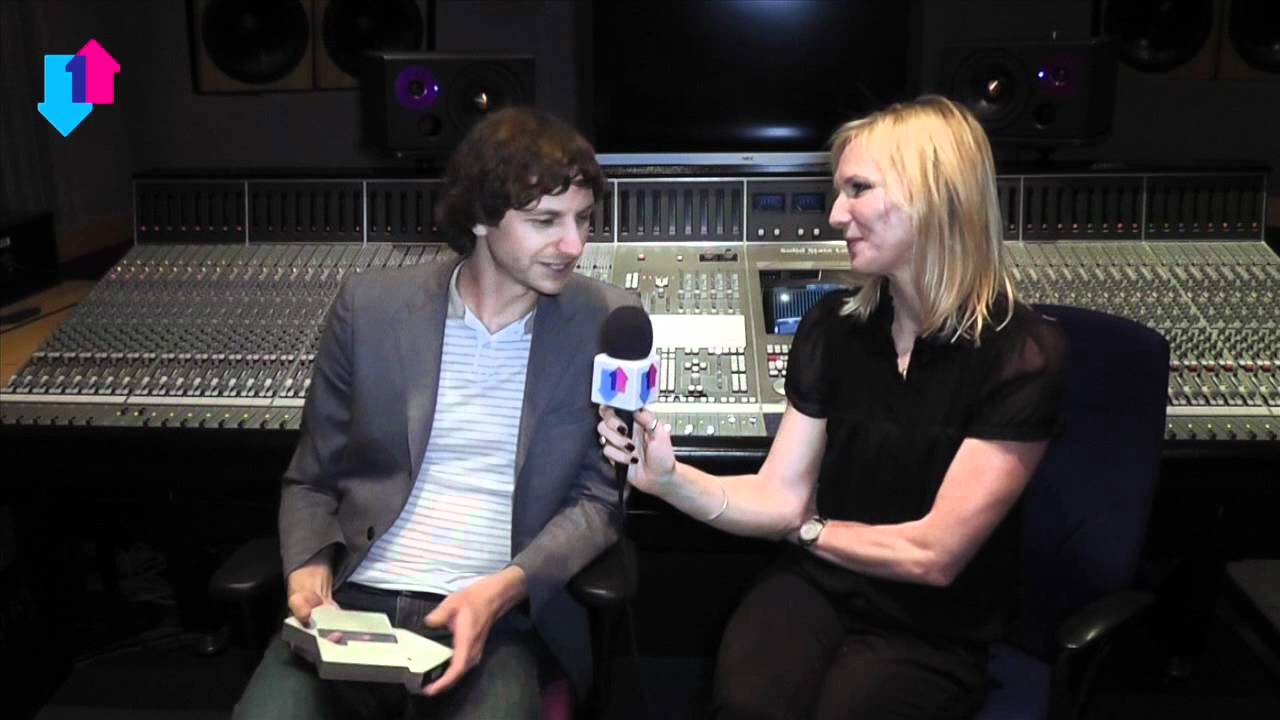 Jo Whiley presents Gotye with Number 1 award for Somebody I Used To Know | Official Charts