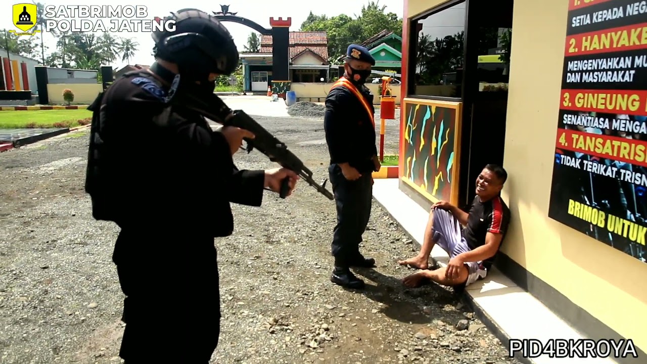 begini jadinya bila orang tidak dikenal masuk markas komando!!!!