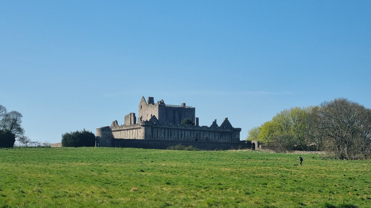 Walk around Craigmillar Castle grounds