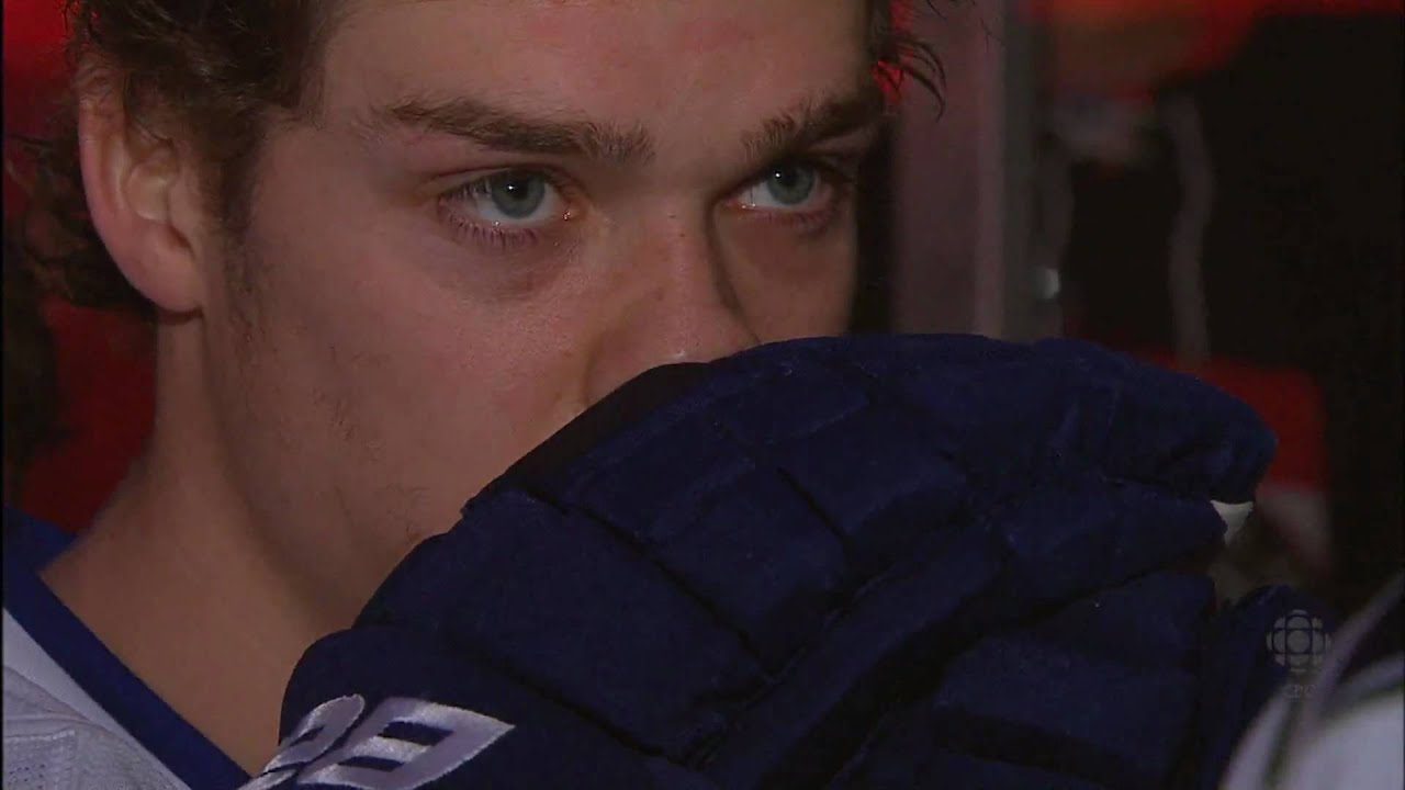 Canadian and American National Anthems - Game 1 - Canucks At Blackhawks - 05.01.10 - HD