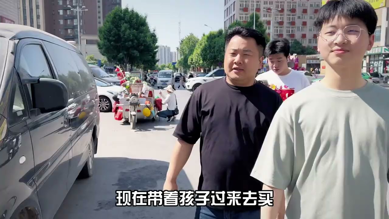 五一劳动节一家四口约早饭 老公带俩儿子买菜要往大舅哥家去送
