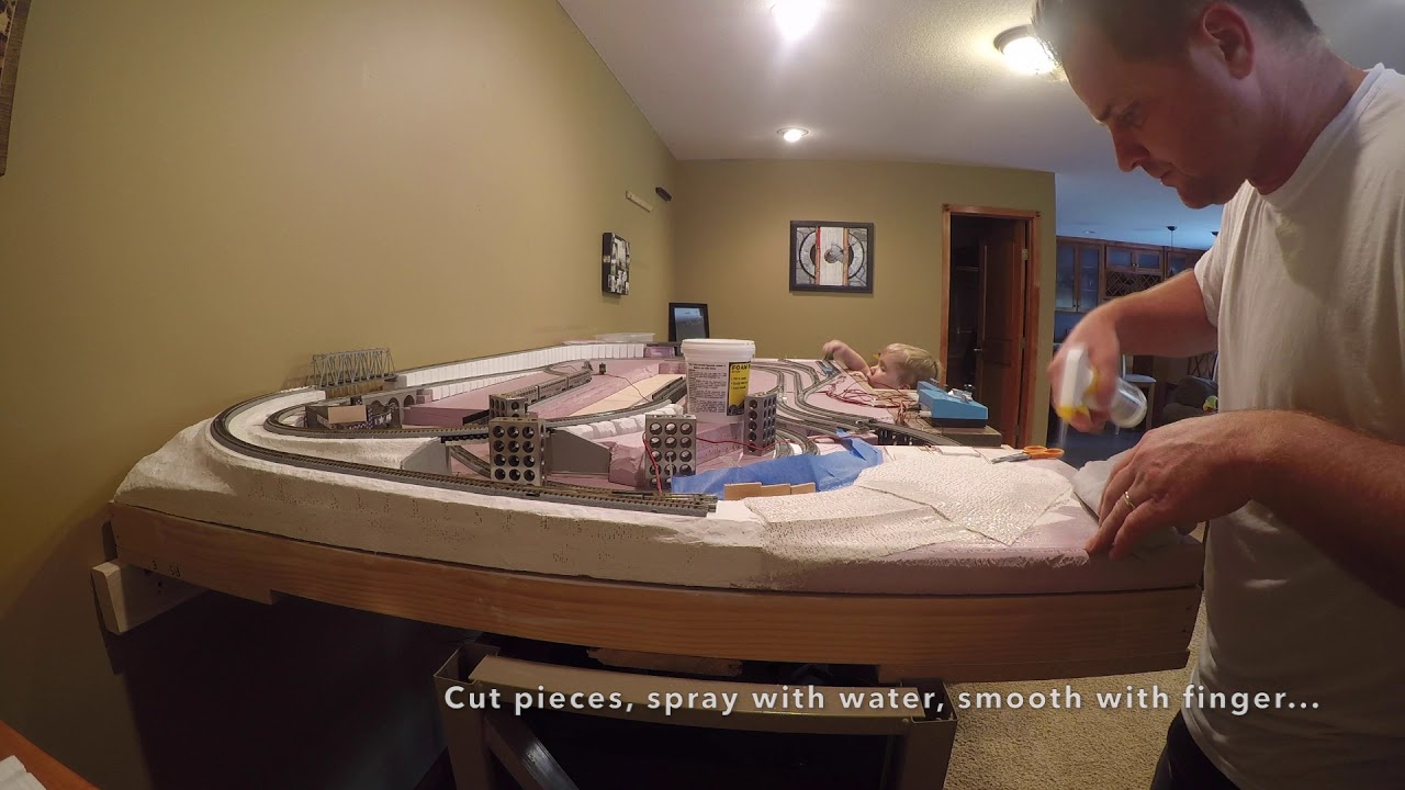 N Scale Tight Curve into 4% Grade Incline
