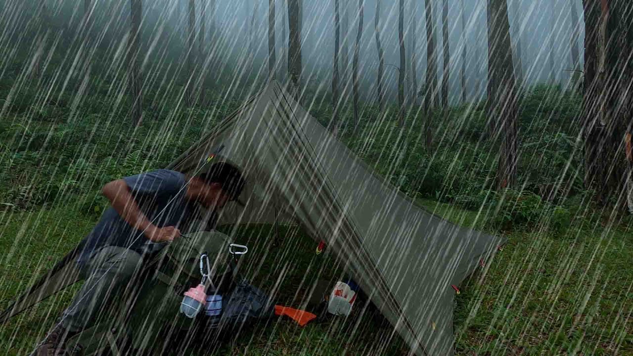 SOLO CAMPING IN HEAVY RAIN WITH THUNDERSTORM • RELAXING IN THE TARP TENT • SCARY THUNDERSTORM SOUNDS