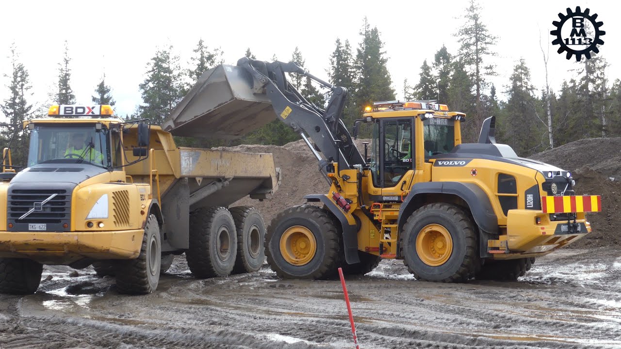 Volvo L120H Loading topsoil on a Volvo A25D
