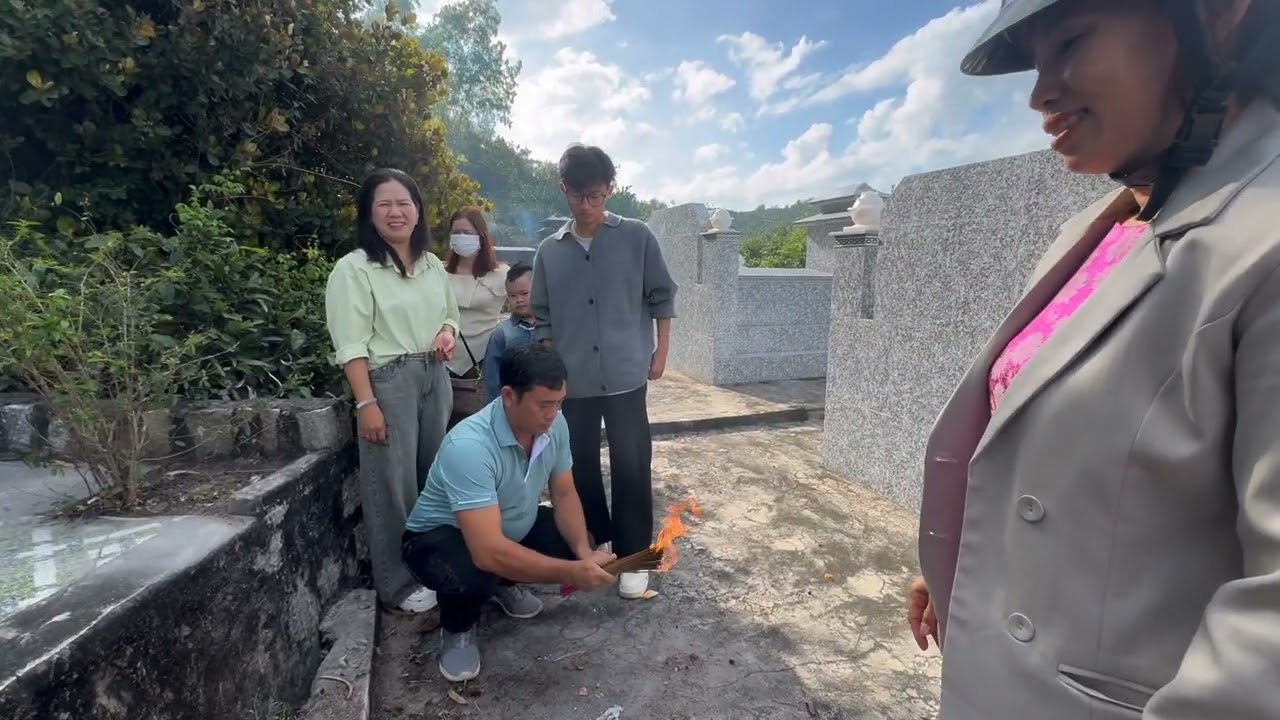 Dâng hương sáng mùng 1 Tết Bính Ngọ