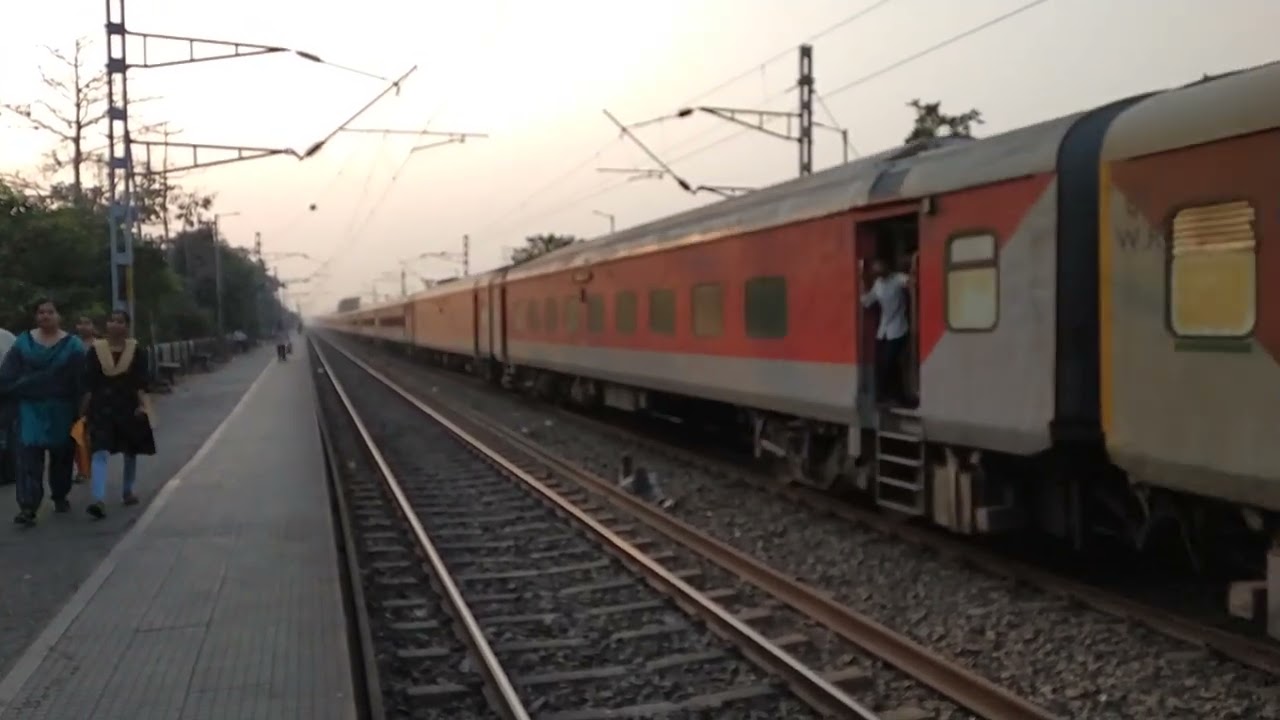 39375 BGKT WAP7i crawling through BLYH with 19413 ADI KOAA Express. 😍😍