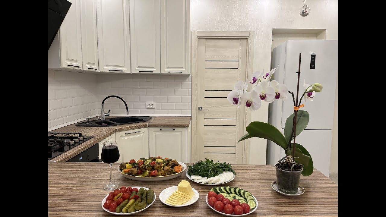 КУРИНАЯ ГОЛЕНЬ, ЗАПЕЧЁННАЯ В ДУХОВКЕ С ОВОЩАМИ