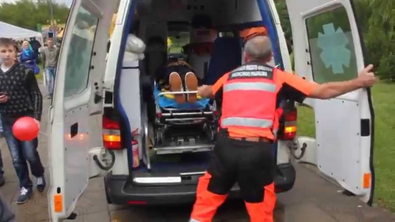 Panevėžyje žaibas trenkė į medį, po kuriuo stovėjo trys žmonės