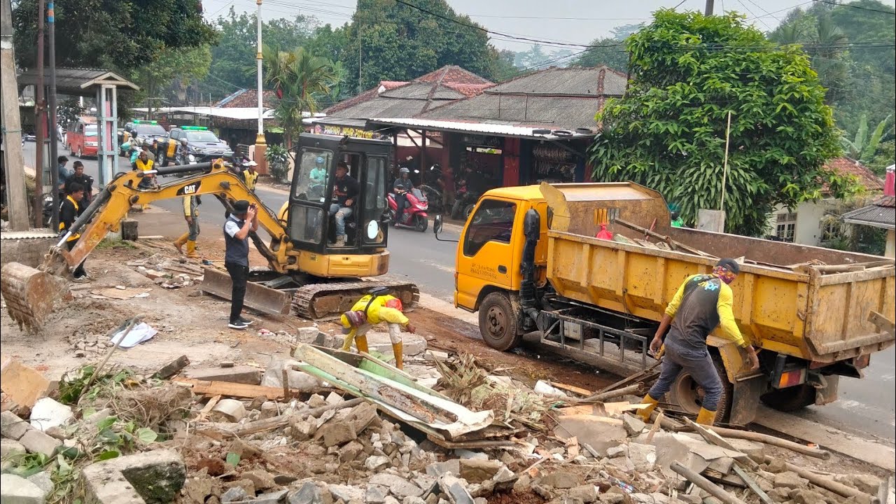 Detik detik eksekusi !! Kdm urus timnya bongkar bangunan liar dan kumuh, jalan provinsi kalijati