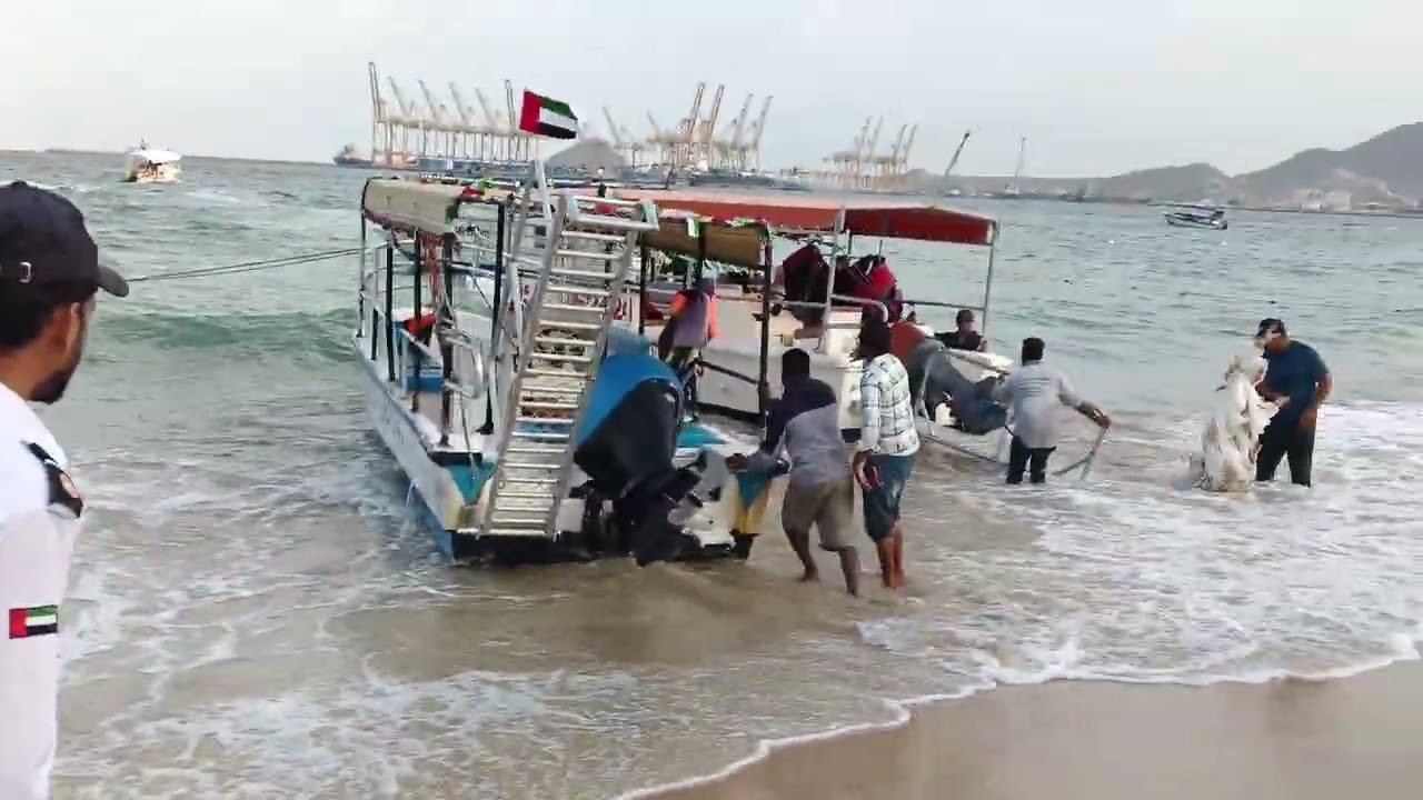 সমুদ্রের উত্তাল ঢেউয়ের মধ্যে লঞ্চ #সমুদ্র
