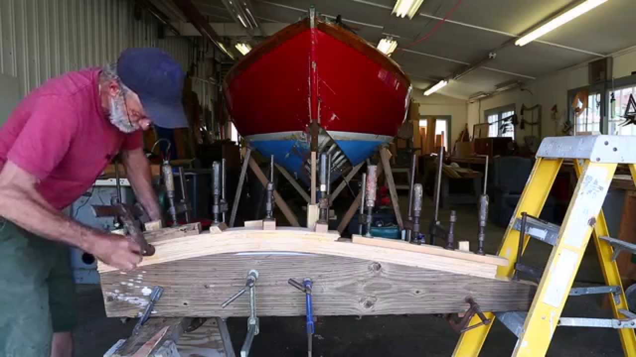Часть 5 — Ремонт Herreshoff 12 1/2 — Как заламинировать переднюю часть деревянной лодки эпоксидно...