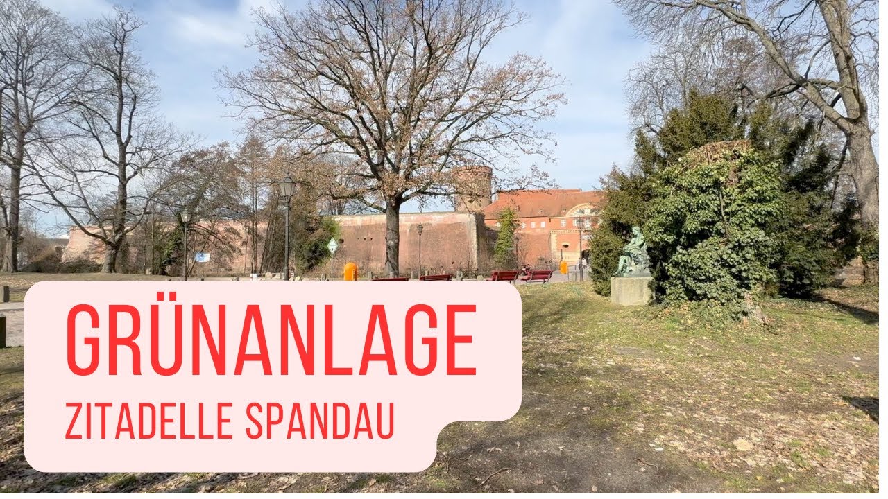 Gr&uuml;nanlage an der Zitadelle Spandau ein Blick auf den Baumbestand