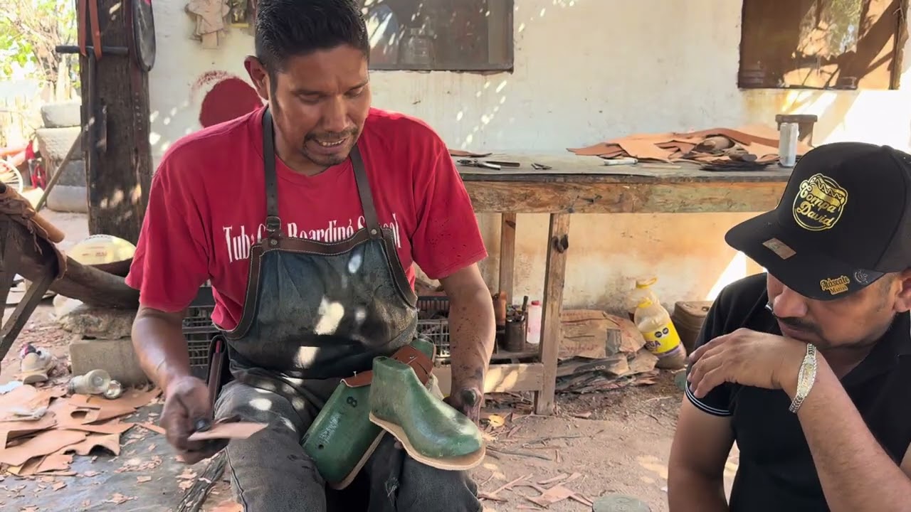 Qué bonito trabajo los de un artesanos el hace lo que le pidan de piel de baqueta 