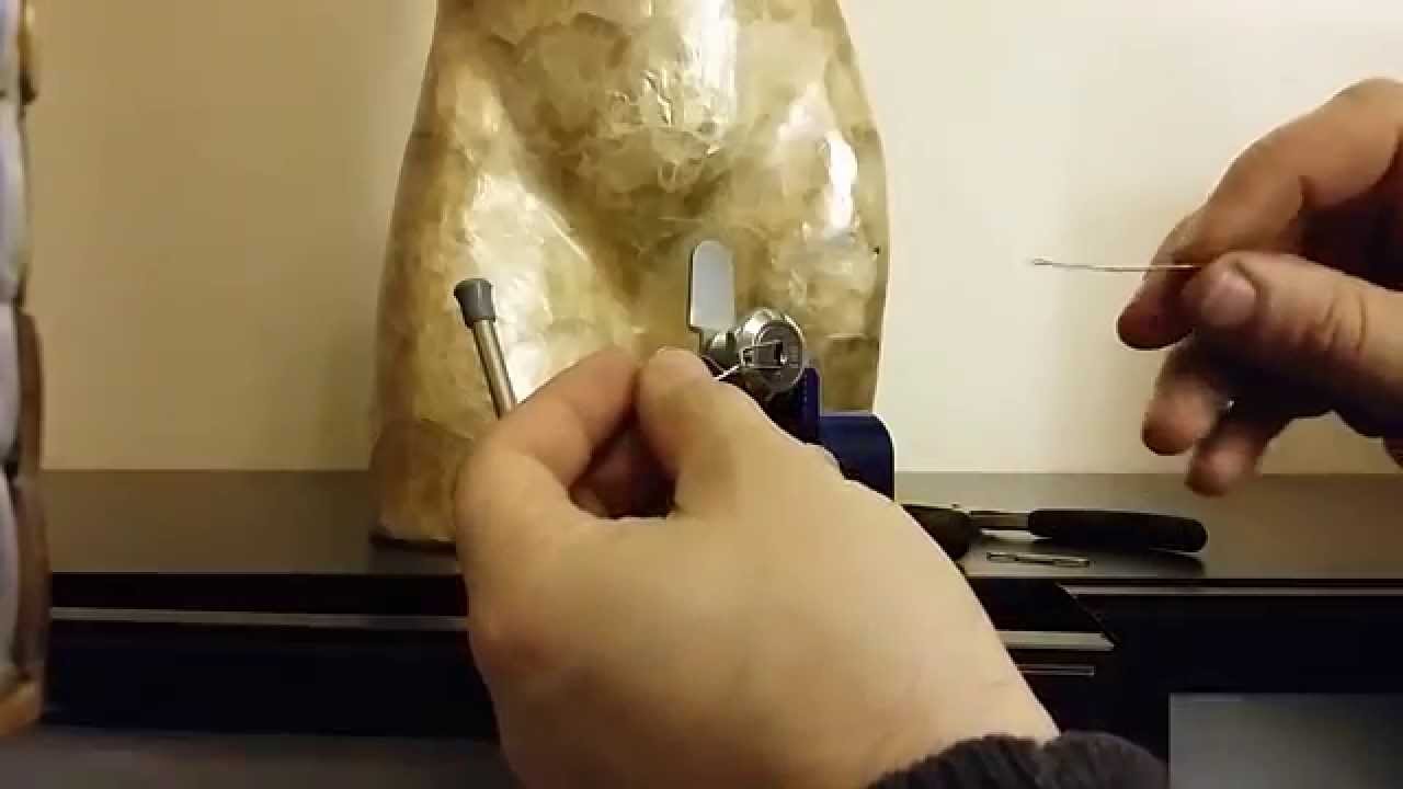 Ouverture d'une serrure de boite aux lettres avec un trombone