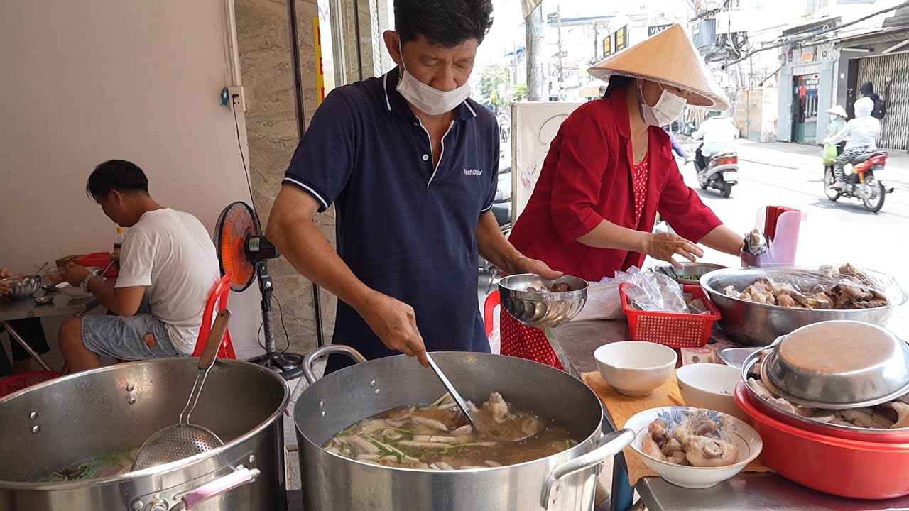 Bất ngờ hàng bánh canh chờ đổi địa chỉ mới khách đông chật kín quán
