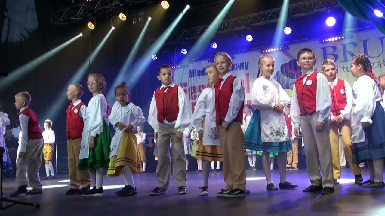 Nasza Nenka i Klepocz tańczy Zespoł Pieśni i Tańca Krëbane