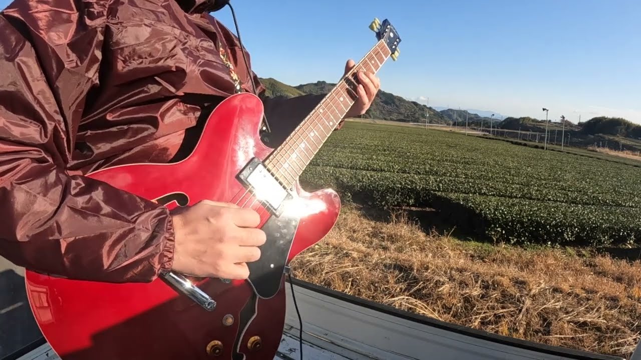 Don't Look Back in Anger-oasis-(guitar cover)Japanese tea farmer plays a guitar in a tea plantation.