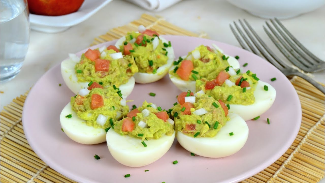 Huevos rellenos de aguacate y atún. Fáciles, sanos y deliciosos