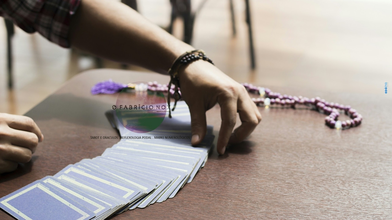 Leituras de tarot e or&aacute;culos