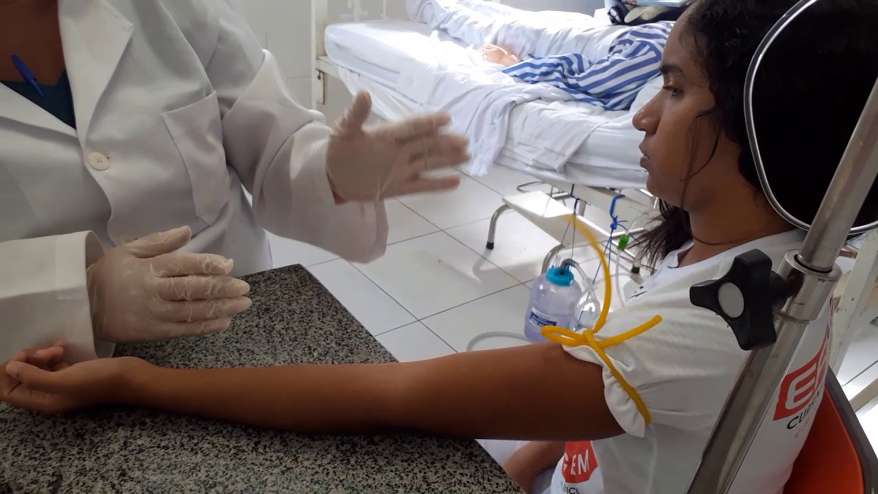 Punção endovenosa/intravenosa+cateter flexível+fixação estéril ANVISA+soroterapia (sistema fechado).