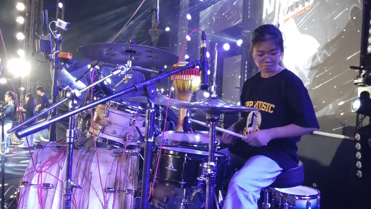 น้องออม มือกลองแว่นกลม ในงาน Count Down 2026