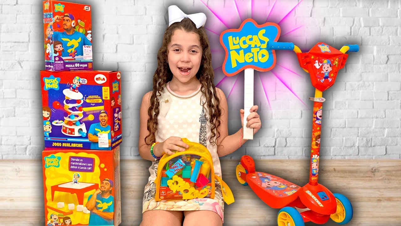SARAH FINGE BRINCAR com brinquedos do LUCCAS NETO