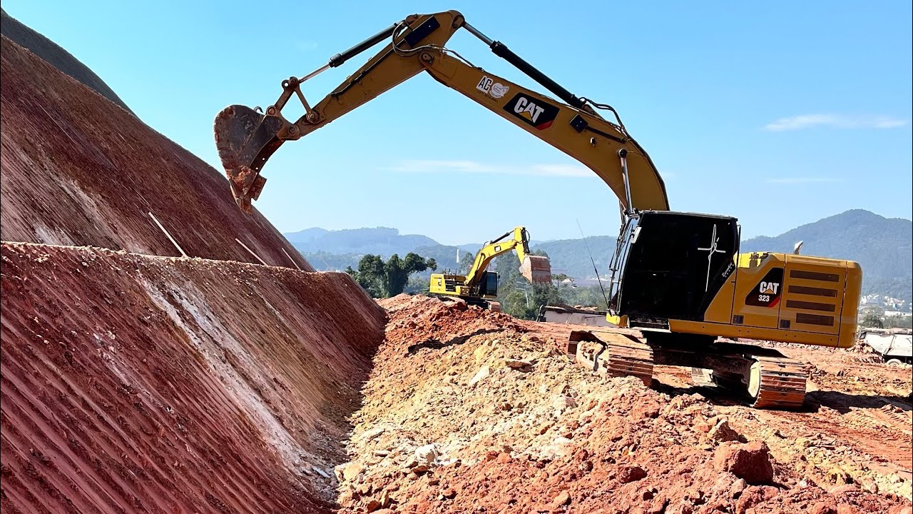 Corte de talude cat 323 Rodrigo Schmitt 