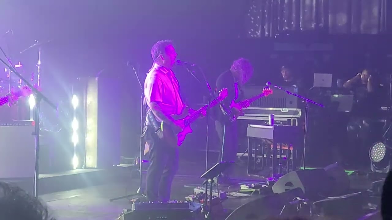 Modest Mouse - The Stars Are Projectors (live)