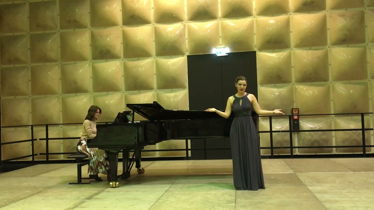 Isabelle Nahrstedt singt Manon „Je marche sur tour les chemins… Obéissons quand leur voix appelle