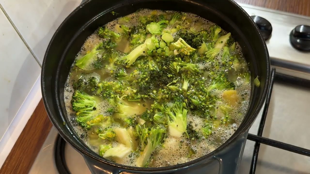 Healthy BROCCOLI and ZUCCHINI soup recipe! It’s so delicious I could make it every day!