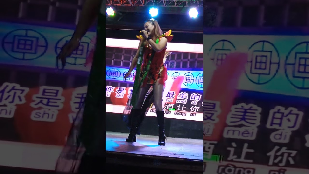 27/2/2026。皇后唐人街美食坊。舞台秀。演出歌手：舞台小玲珑 小玲珑小姐。演唱歌曲：最炫民族风。