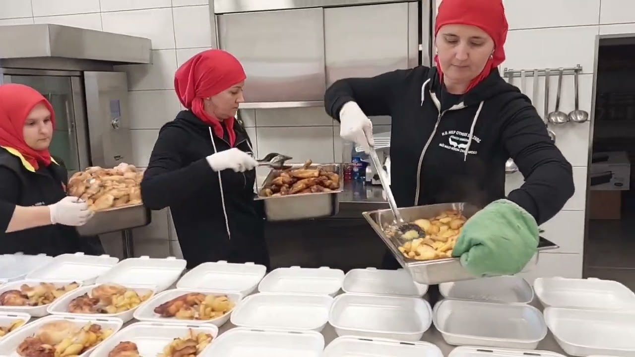 Priprema iftara u narodnoj kuhinji 