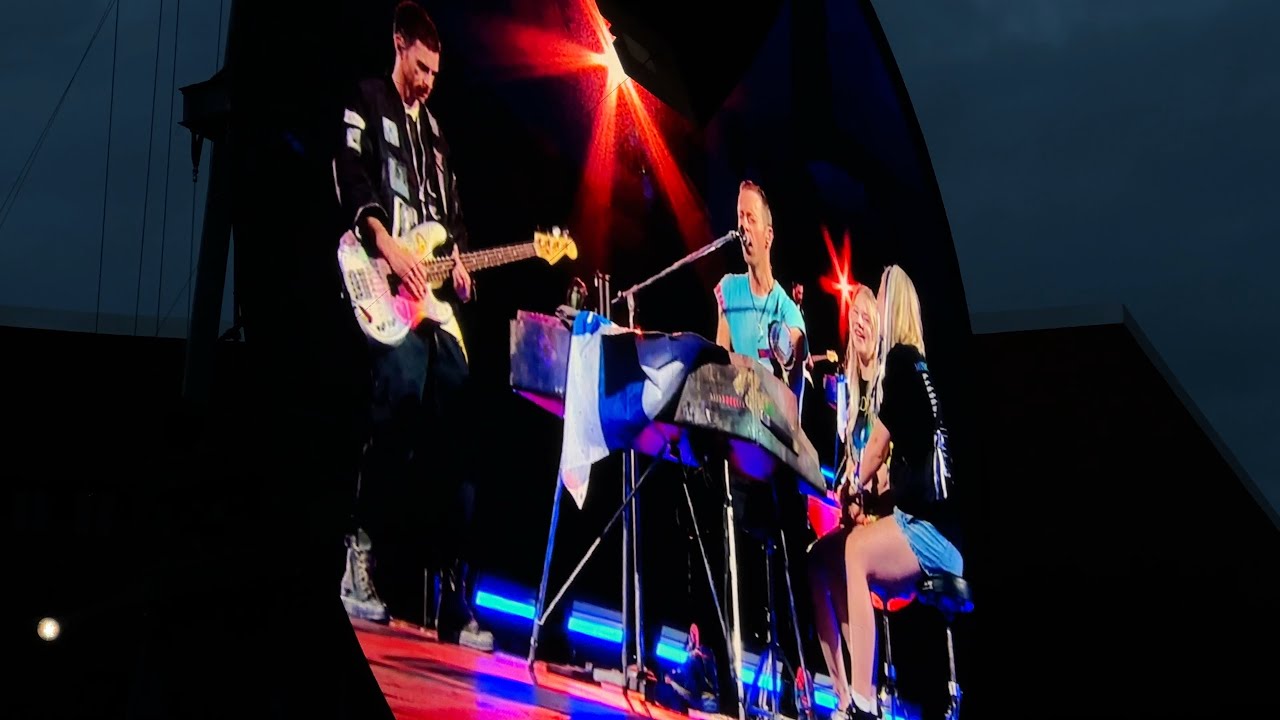 Coldplay - Magic [Chris & Guy, Request song with fans] (Live) - Helsinki 28.7.2024 Finland
