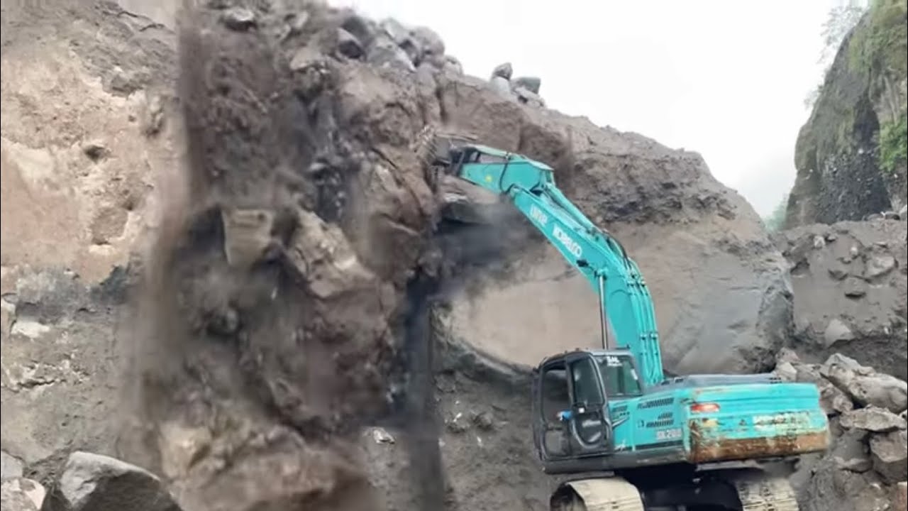 Sand mining||The excavator works to dig sand cliffs for loading into dump trucks