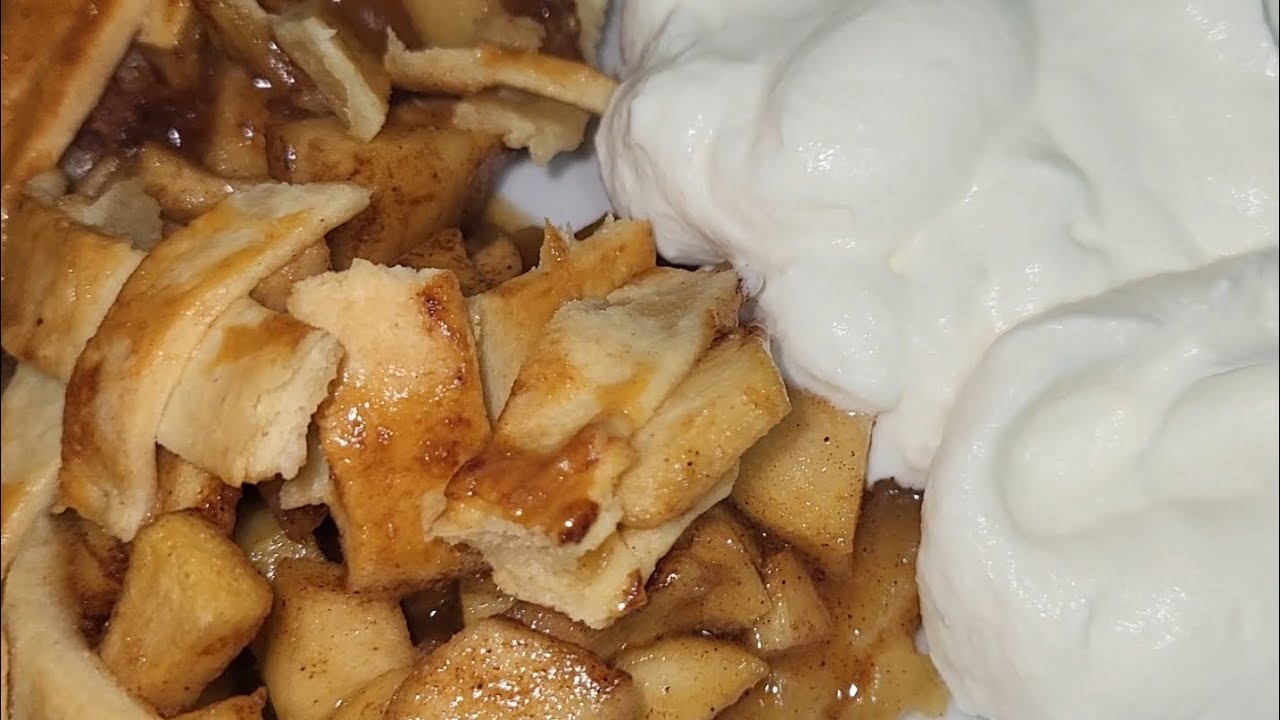 Apple pie with whipped cream 