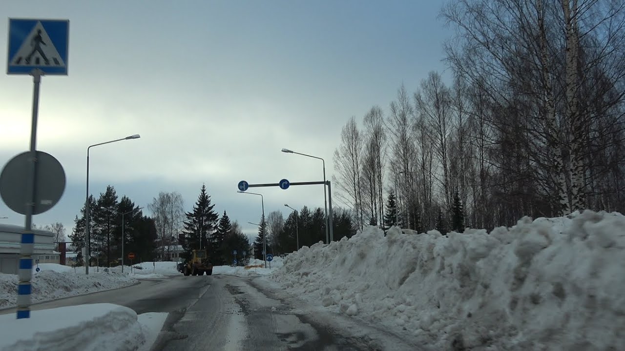 Kevättä pukkaa. Katujen lumivalleista näkyy kuluneen talven runsaslumisuus