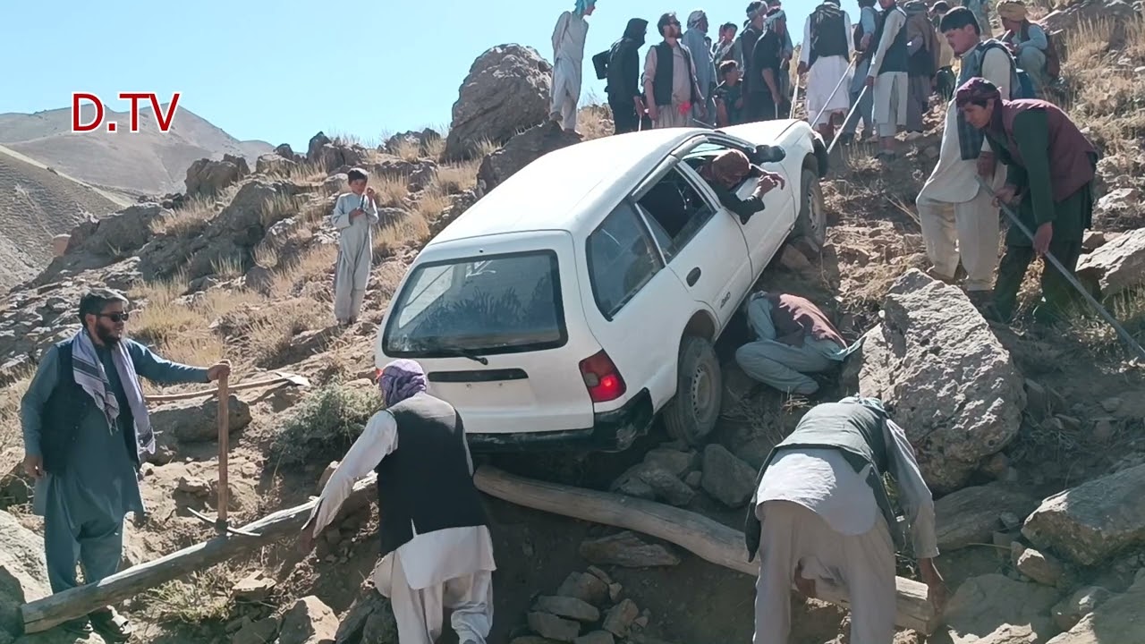 لحظه ای که سنگ جان سر نشینان را نجات داد! اگر سنگ نمی بود سراچه مستقیمآ به دره سقوط می کرد!