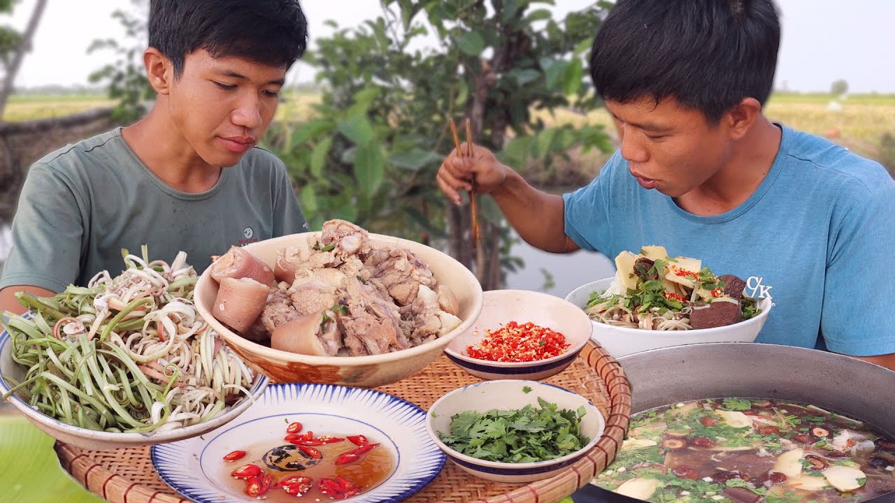 L&agrave;m Nồi B&uacute;n Măng Đu&ocirc;i Heo Ngo&agrave;i Đồng Cực Ngon | VTNam vlog #48