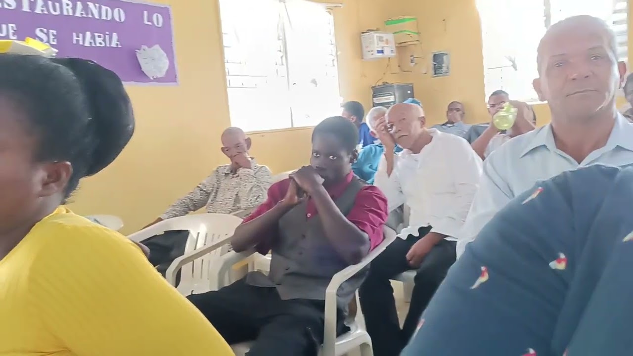 Evangelista Salvador allendi predicando bajo el tema Restaurando lo que se había perdido 